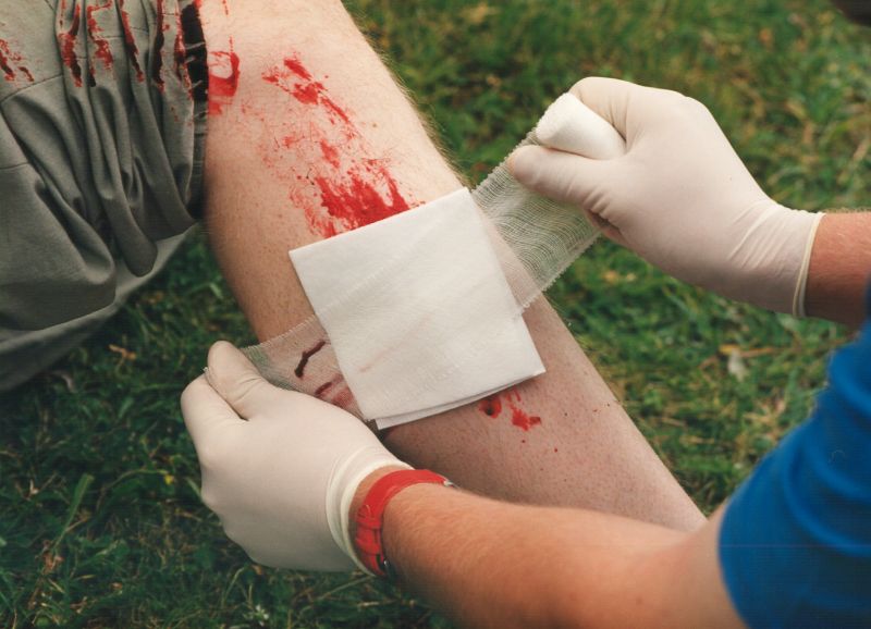 Verband anlegen bei einer Blutung